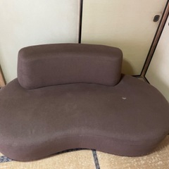 茶色いソファの画像