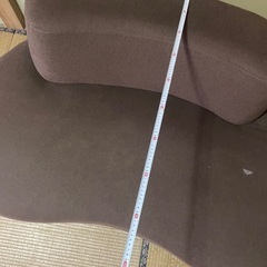 茶色いソファの画像