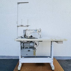 値下げ！NA8771 簡易動作品　JUKI ジューキ　工業用ミシン　DDL-5570L テーブル付き　工業用本縫いミシンの画像