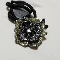 未使用　黒い花デザインヘアゴムの画像