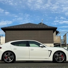 ポルシェ  パナメーラ GTS  ディーラー車両　左ハンドルの画像