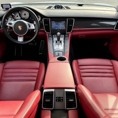 ポルシェ  パナメーラ GTS  ディーラー車両　左ハンドルの画像