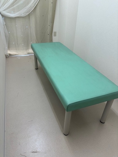 コクヨ　エステベット　診察台　高さ調節　　アジャスター付き