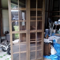 年代物の食器棚の画像