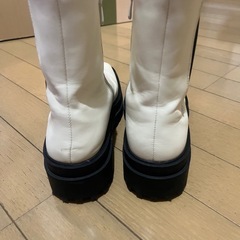 白　ブーツの画像