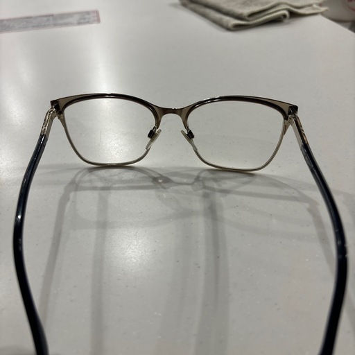 Burberry伊達メガネ黒金カラー