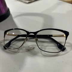Burberry伊達メガネ黒金カラー