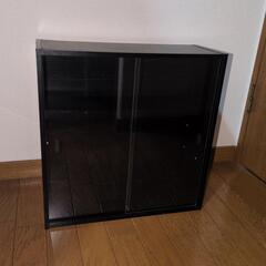 CDキャビネット  黒色木目調 ガラス戸 中古の画像