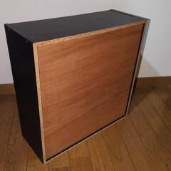 CDキャビネット  黒色木目調 ガラス戸 中古の画像