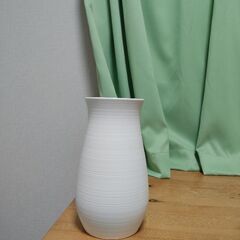 ナルミのボーンチャイナの花瓶の画像