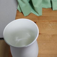 ナルミのボーンチャイナの花瓶の画像