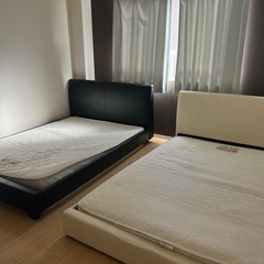 【本日引き取り希望】モダンなヘッドボードのダブルベッド　
