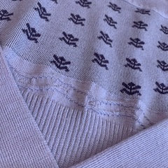 紫　セーターの画像