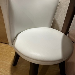 難ありダイニングテーブルとチェア1脚の画像