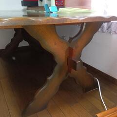 食卓テーブルの画像