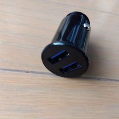 シガーソケット対応のUSB2口　スマホ急速充電対応/飛び出ないタイプの画像