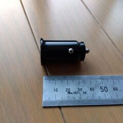 シガーソケット対応のUSB2口　スマホ急速充電対応/飛び出ないタイプの画像