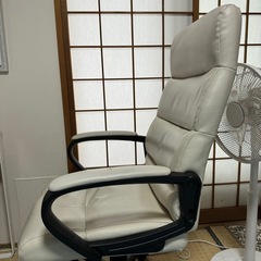 白レザー　パソコンデスクチェア