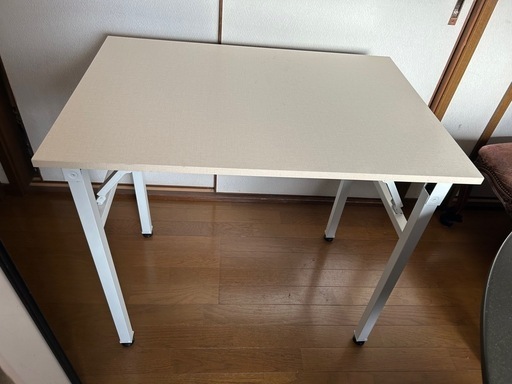 テーブル美品です。折り畳み式。サイズ約80㌢×56.5㌢高さ73㌢