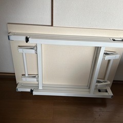 テーブル美品です。折り畳み式。サイズ約80㌢×56.5㌢高さ73㌢の画像