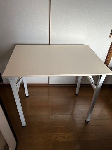 テーブル美品です。折り畳み式。サイズ約80㌢×56.5㌢高さ73㌢