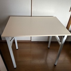 テーブル美品です。折り畳み式。サイズ約80㌢×56.5㌢高さ73㌢の画像