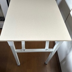 テーブル美品です。折り畳み式。サイズ約80㌢×56.5㌢高さ73㌢の画像