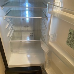 冷蔵庫、レンジ、食器棚の画像