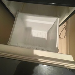 冷蔵庫、レンジ、食器棚の画像