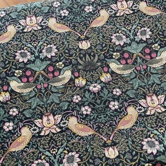 ウィリアムモリス柄の収納ボックスの画像