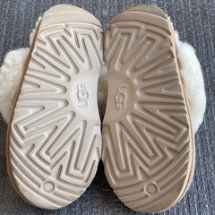 UGG ベージュ スリッポンキッズ18.5センチの画像
