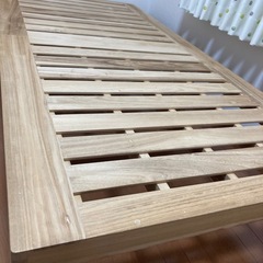 木のベットフレームの画像