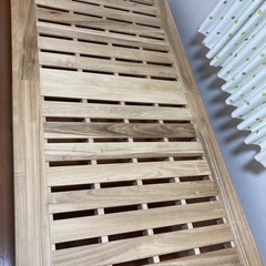 木のベットフレームの画像