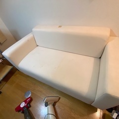 ソファー、少し汚れあり　カバー使用すれば使えると思います。の画像