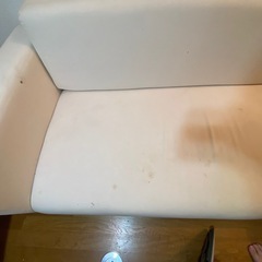 ソファー、少し汚れあり　カバー使用すれば使えると思います。の画像