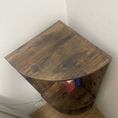 棚と辞典の画像