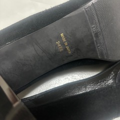 ブラックパンプスヒールの画像