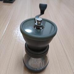 コーヒーミルとコーヒーポットの画像