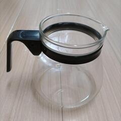 コーヒーミルとコーヒーポットの画像