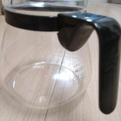 コーヒーミルとコーヒーポットの画像