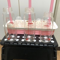 哺乳瓶と哺乳瓶たての画像