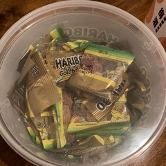梅酒桃姫2リットルと、HARIBOグミバケツ入りと、カルピスの画像