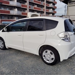 ホンダ フィットハイブリッド 　／ナビ　フルセグＴＶ　バックカメラ　Ｂｌｕｅｔｏｏｔｈ　ＤＶＤ再生ＯＫ　ＥＴＣ　の画像