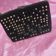 黒の派手なポーチ中古