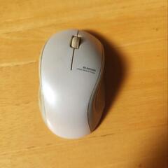 ノートパソコンとLANマウスと電源コードの画像