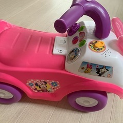 ミニーマウスライドオン乗用玩具足蹴り車ディズニー (メイ) 柳