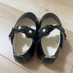黒い花がついたベビーシューズ キッズ、レデース
