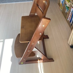 木製ハイチェアの画像