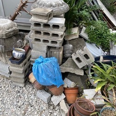 コンクリートブロックなど、写真に写っているもの
