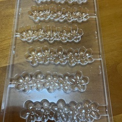 チョコレートの型抜き　花とニコニコマークが連なってかわいいの画像